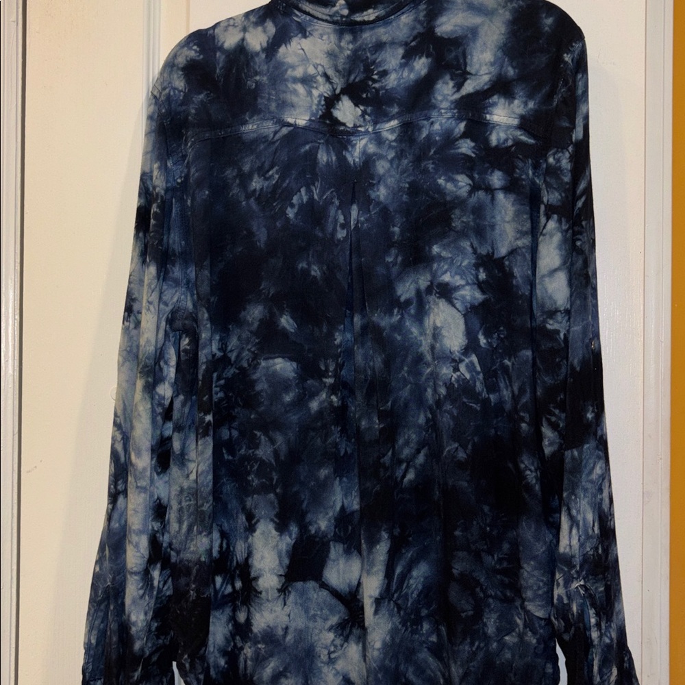 ROCK & REPUBLIC DARK BLUE TYEDYE BUTTON DOWN SHIRT SIZE LARGE PTP 21”
L/S - Picture 5 of 8